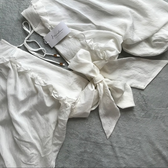 Starlow Tops - NWT Starlow White Peasant Prairie Ruffle Wrap Top